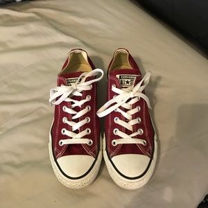 Maroon short top converse